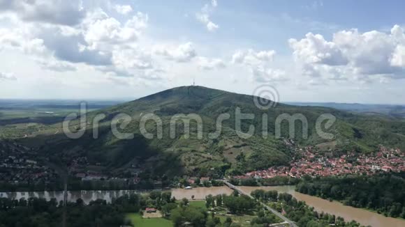 空中视频展示了一个主要的匈牙利葡萄酒生产小镇Tokaj4K夏季无人机拍摄的匈牙利葡萄酒之国视频的预览图