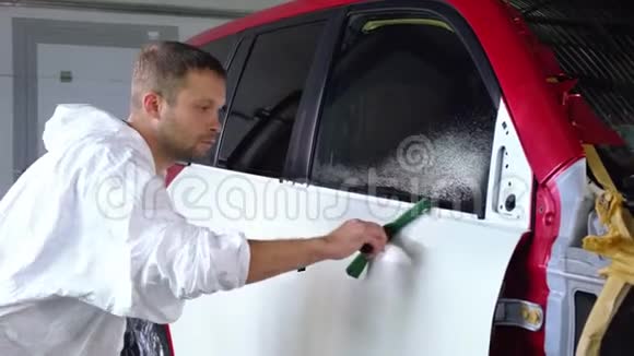 在乙烯基包裹之前清洗汽车表面视频的预览图
