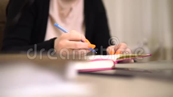 学生女孩做笔记公共汽车写作学习距离家庭作业视频的预览图