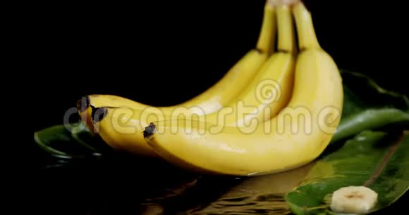 香蕉片落在水溅上视频的预览图