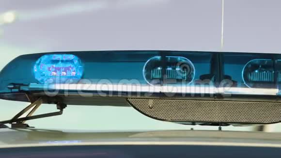 冠状病毒隔离了一辆装有闪光灯的警车的车顶视频的预览图