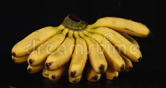 新鲜成熟的香蕉掉水滴视频的预览图