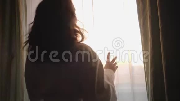 早上站在阳光下微笑的快乐女孩的肖像积极的年轻白种人女性视频的预览图