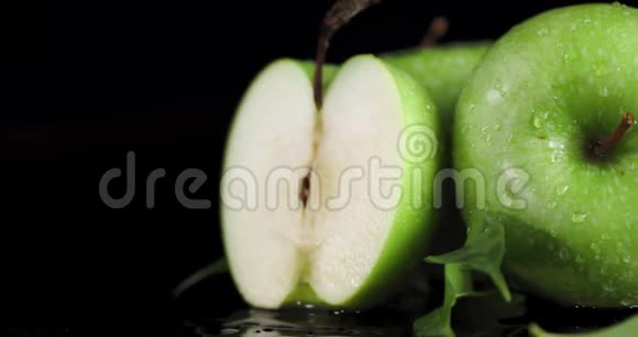 用水滴旋转新鲜的绿色苹果视频的预览图
