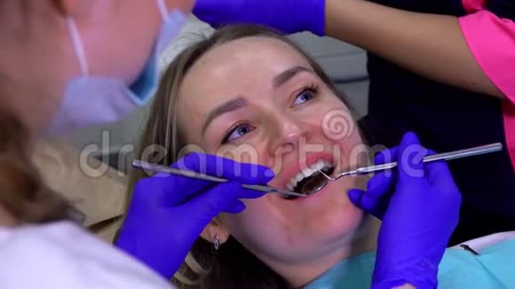 牙医用镜子检查病人牙齿视频的预览图