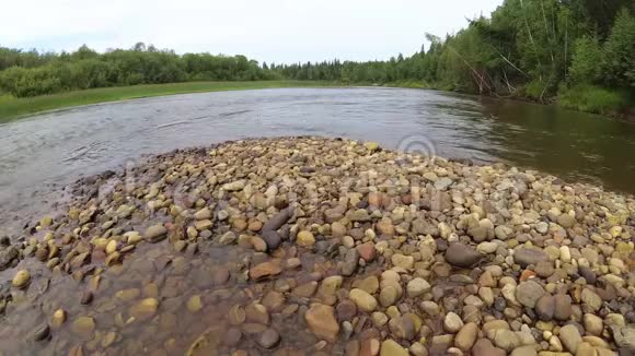 卡马河急流的一个岩石岛视频的预览图