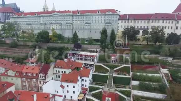 布拉格城堡俯瞰宫殿花园的空中景色视频的预览图