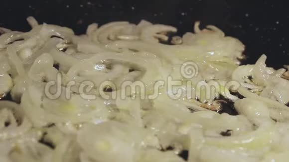 白葱在黑锅里炒街头美食快餐店视频的预览图