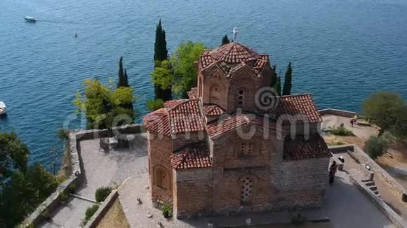 在马其顿奥赫里德湖悬崖上的圣约翰卡尼奥东正教空中视频的预览图
