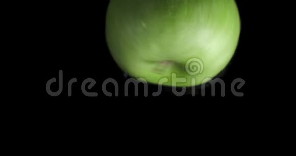 新鲜的绿色苹果在水中旋转视频的预览图