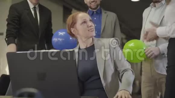 为年轻的白种人妇女的特写肖像她微笑着在工作场所接受同事的祝贺快乐视频的预览图