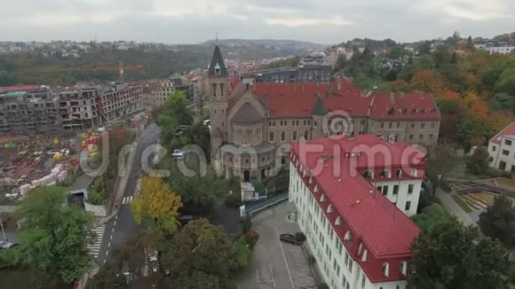 布拉格美丽城堡的鸟瞰城市景色视频的预览图