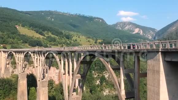 黑山DjurdjevicaTara桥的鸟瞰图德米特山视频的预览图
