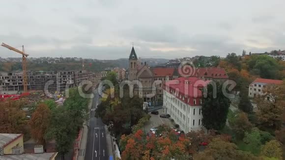 布拉格城堡和正在建造的建筑的鸟瞰图视频的预览图