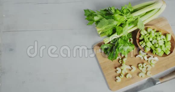 新鲜芹菜放在凉蒸汽切割板上视频的预览图