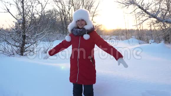 幸福美丽的女孩微笑着落在雪地里冬季运动会圣诞节假期寒冷气候中的乐趣视频的预览图