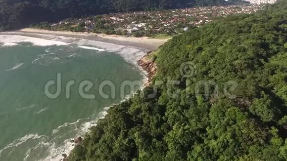 飞越美丽的热带海滩瓜伊巴海浪撞击岩石海绿视频的预览图