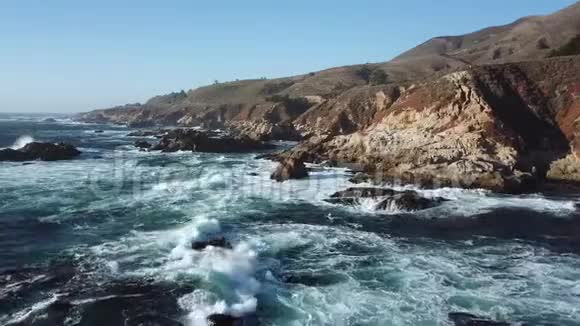 大南加州美国州立公园海岸和太平洋波浪鸟瞰视频的预览图