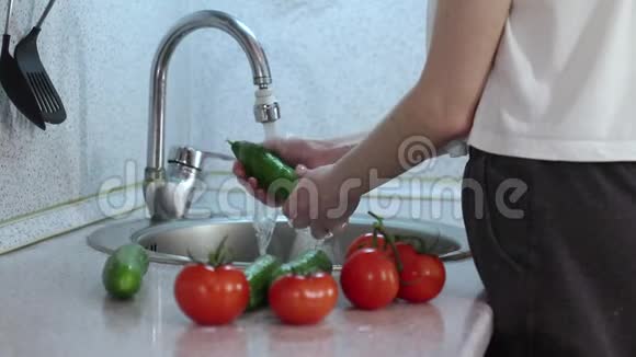 小女孩在厨房里洗和洗蔬菜视频的预览图