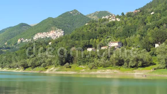 图拉诺湖有山景有房子视频的预览图