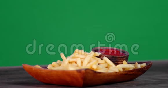 薯条放在木盘上加番茄酱慢慢旋转视频的预览图