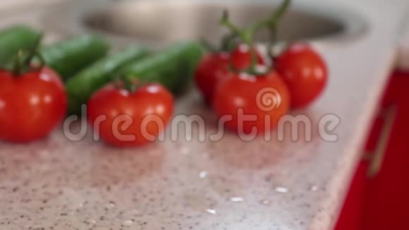 厨房桌子上的西红柿和黄瓜浅浅的拉力视频的预览图