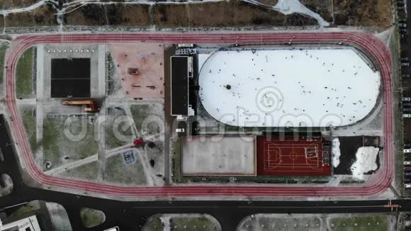 人们正在滑冰溜冰场周围是跑步机空中自上而下的视野视频的预览图