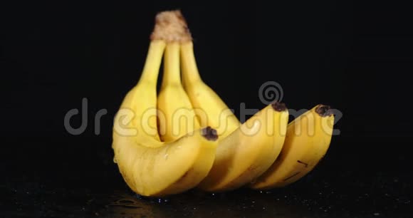 熟的黄色香蕉慢慢旋转视频的预览图