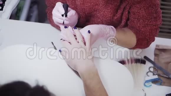 两个女孩在美甲沙龙修指甲指甲护理视频的预览图