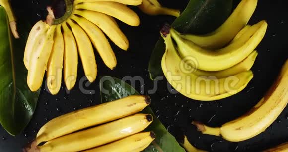 新鲜的带绿叶的香蕉慢慢旋转视频的预览图