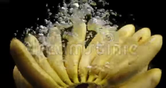 一串香蕉掉进水里有气泡视频的预览图