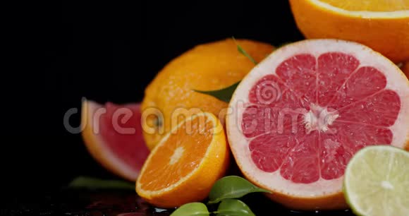 不同的柑橘类水果有水滴视频的预览图