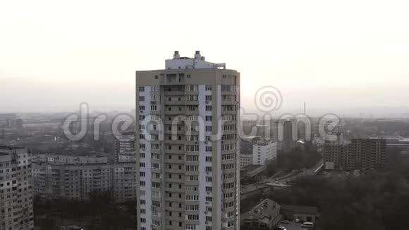 晚上哈尔科夫晚上哈尔科夫的空中摄影一架无人机的4k视频视频的预览图