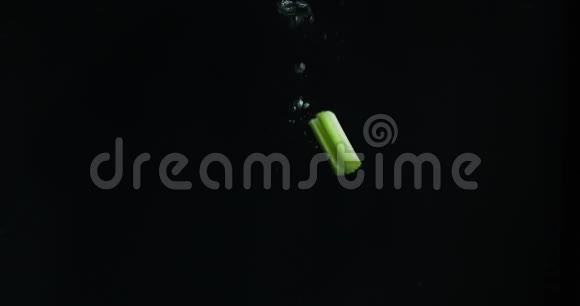 一片芹菜随着气泡掉进水里视频的预览图