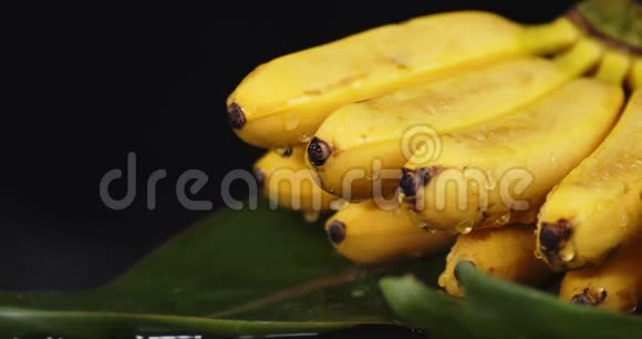 用水滴和冷却蒸汽熟香蕉视频的预览图