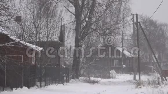 冬天在俄罗斯村庄里用木屋下雪视频的预览图