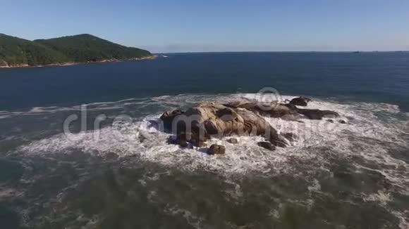 飞越美丽的热带海滩Pernambuco在瓜鲁贾海浪撞击岩石海绿视频的预览图