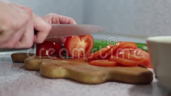 小女孩在木板上切西红柿视频的预览图