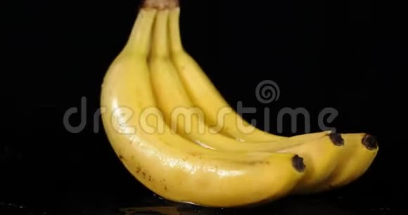 一堆新鲜香蕉慢慢地摆动着视频的预览图