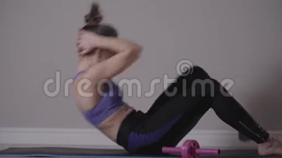 侧面看年轻的高加索女人抽水压力机为美丽的黑发女孩工作训练锻炼健身视频的预览图
