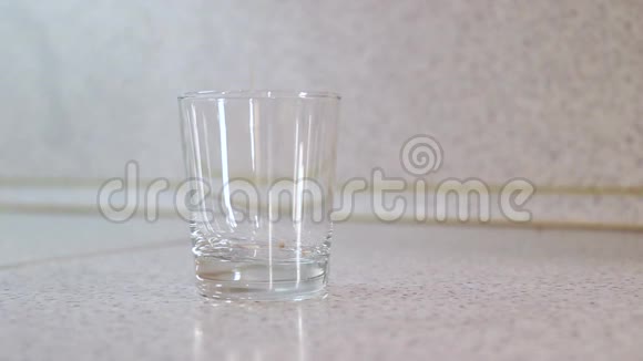 干荞麦倒在一个玻璃杯里打碎并装满它视频的预览图