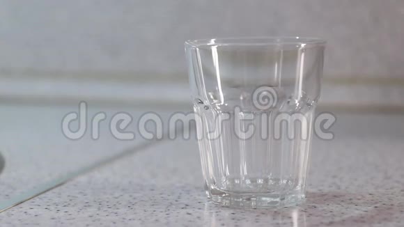 干荞麦倒在玻璃杯里碎碎后灌满视频的预览图
