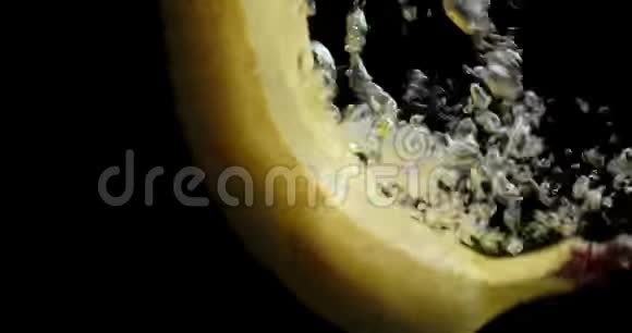 香蕉落入水中有气泡视频的预览图