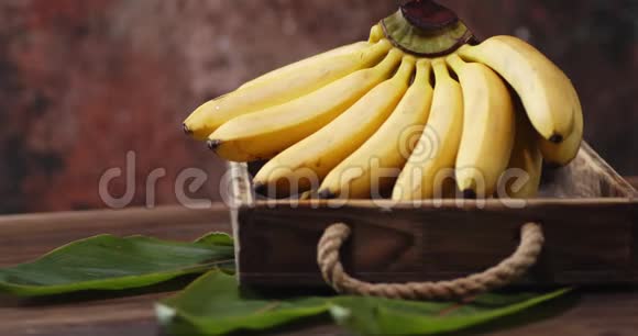 木托盘上的一串香蕉慢慢旋转视频的预览图