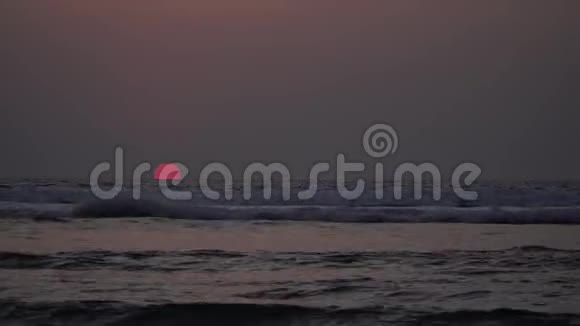 美丽的日落红日黄昏和海浪视频的预览图