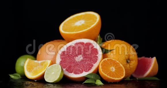 一片成熟的柑橘类水果叶子掉落水珠视频的预览图