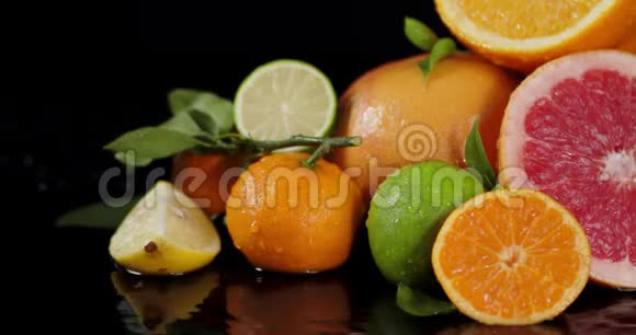 不同种类的成熟柑橘在水滴下视频的预览图