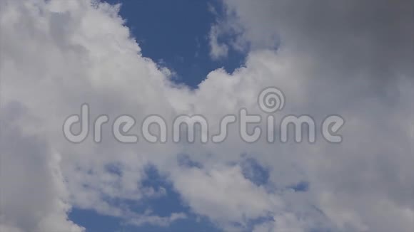 美丽的蓝天有云的背景视频的预览图