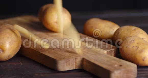 薯条滴在木切盘上视频的预览图