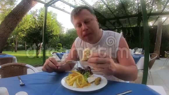 一个3540岁的男人在咖啡馆吃饭视频的预览图